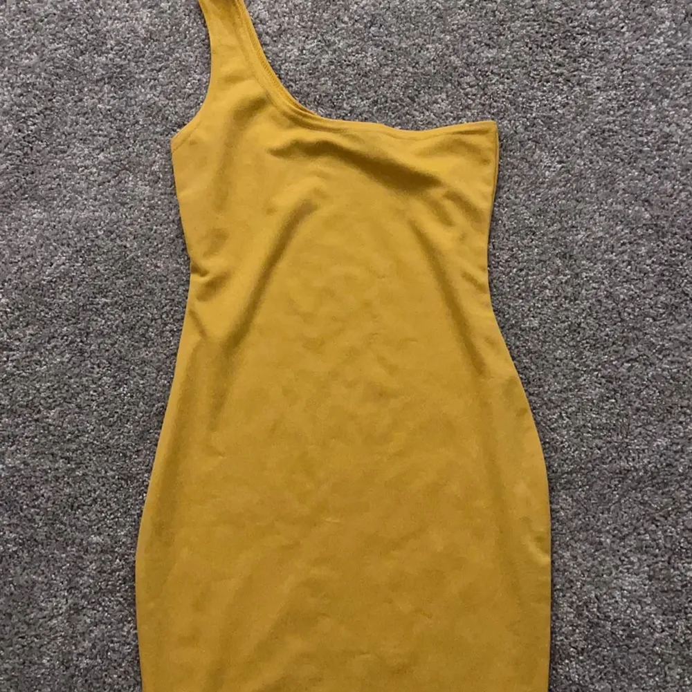 Säljer denna super snygga gula klänningen från boho. Köpt för 250 säljer för 150 plus frakt. Köparen står för frakten. Klänningar.