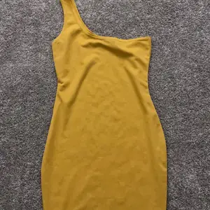 Säljer denna super snygga gula klänningen från boho. Köpt för 250 säljer för 150 plus frakt. Köparen står för frakten