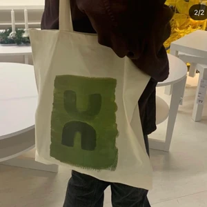 100% ekologisk tygkasse med grön tryck - Här har vi den gröna påsen som är som den andra egendesignade och gjort av ekologisk bomull!