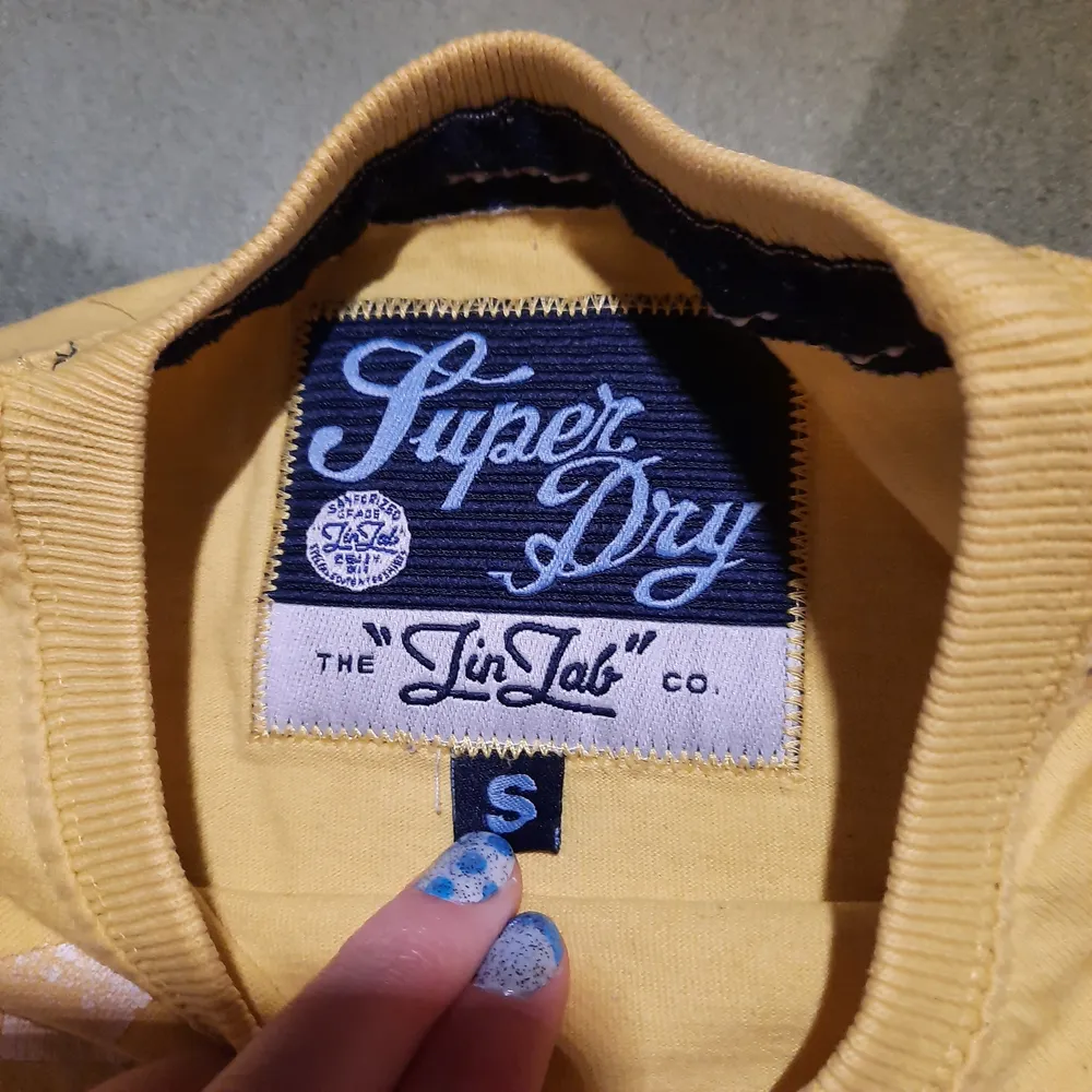 Superdry tshirt i tjock bomull med urtrvättat tryck på. Osäker på om det är damstorlek men den är märkt strl S och längden är ca. 70cm. Kan hämtas i Hammarby Sjöstad, annars står köpare för frakten :). T-shirts.