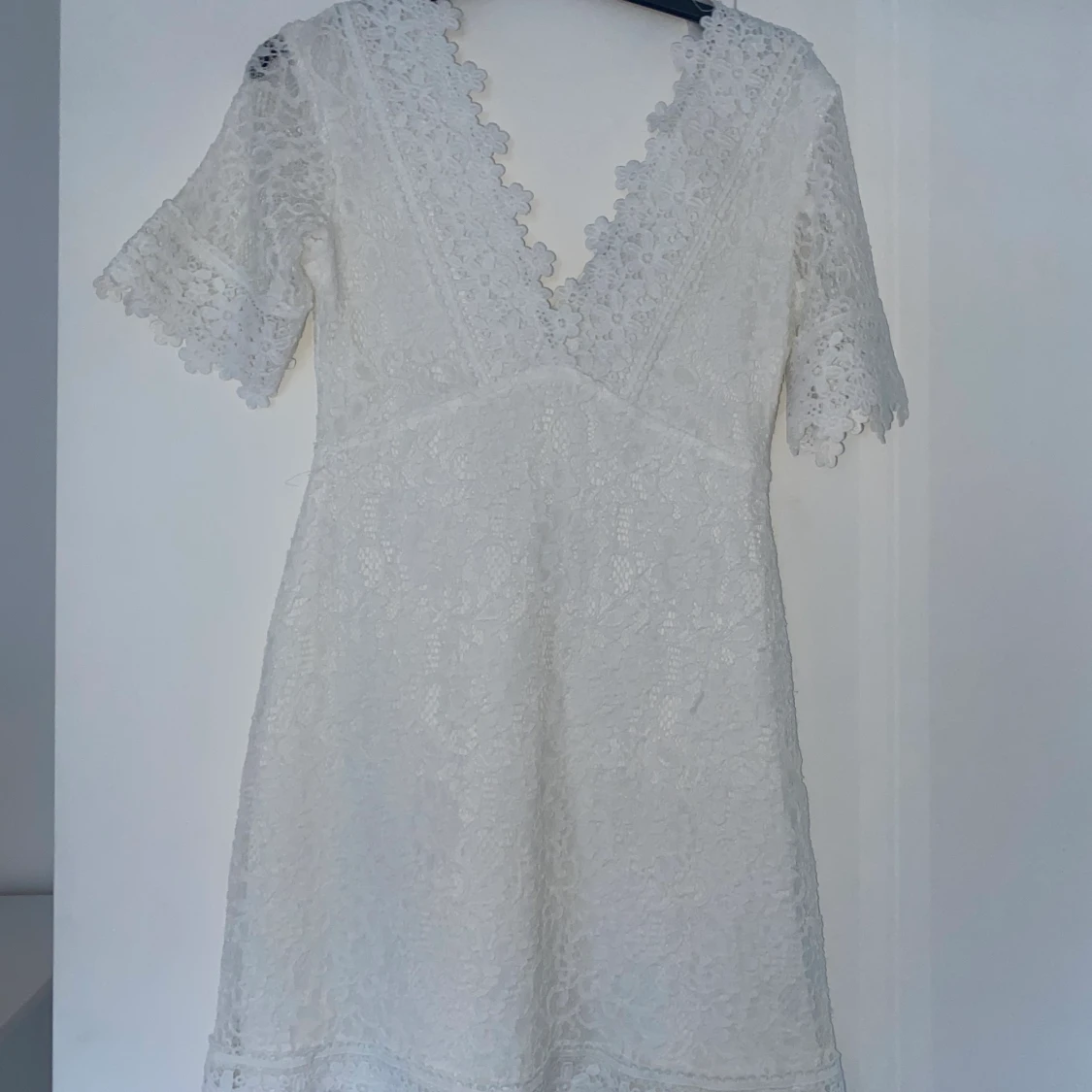 Vit spetsklänning broderad - 90