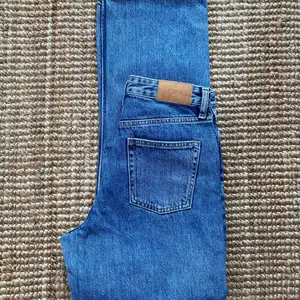Supersnygga jeans från monki i rak modell, råkade köpa för stor storlek så är tvungen att sälja dessa. Aldrig använda.                 https://www.monki.com/en_sek/clothing/jeans/high-waisted-jeans/product.taiki-straight-leg-blue-jeans-blue.0724741004.html