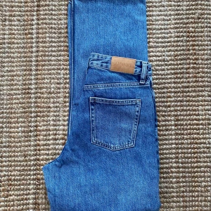 Jeans Monki (Taiki) Stl 26 - Supersnygga jeans från monki i rak modell, råkade köpa för stor storlek så är tvungen att sälja dessa. Aldrig använda.                 https://www.monki.com/en_sek/clothing/jeans/high-waisted-jeans/product.taiki-straight-leg-blue-jeans-blue.0724741004.html