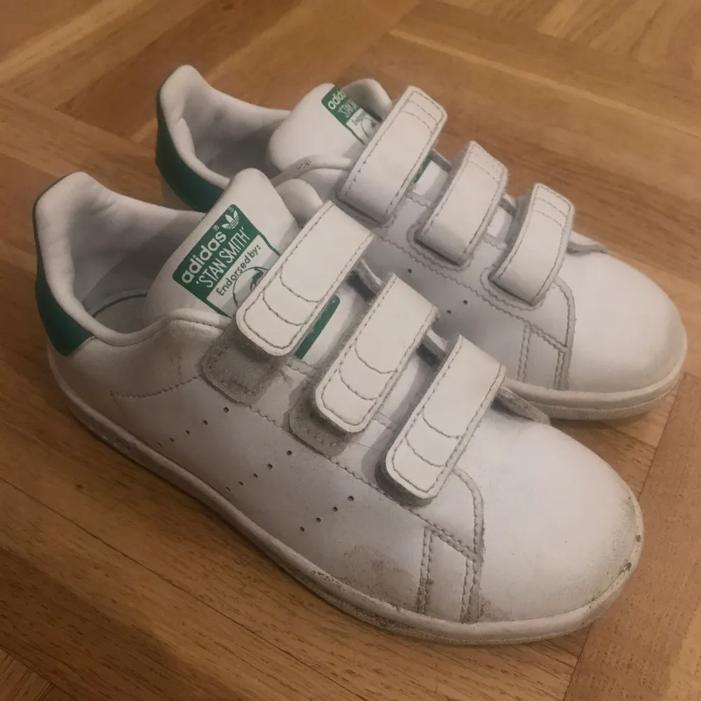 Lillebrorsan Adidas skor som han har växt ur. Är i bra skick behövs bara rengöras så är den som ny. Väldigt snygga. Barn storlek 11 1/2 eller uk 11K. 👌🏼. Skor.