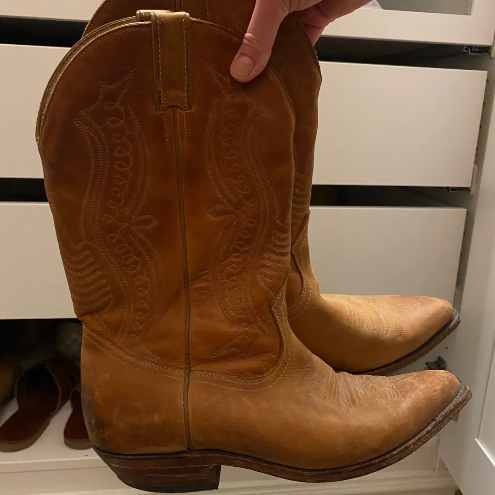 Vintage boots köpta i en vintage butik i stan. När jag köpte de sa de att det var storlek 40, (står ingen storlek i) men jag som har 39 brukar ha en extra sula i och då passar de mig. Skor.