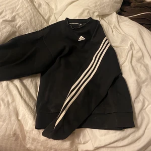 Adidas hoodie - Unik hoodie från Adidas .Tveka inte vid frågor💓💓💓sitter jättefint oversize 