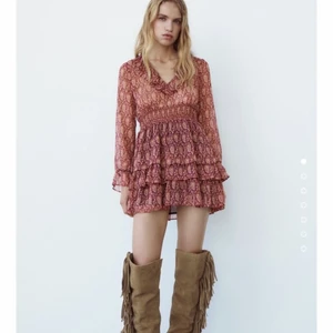 Intressekoll på denna snygga klänningen! - Intressekoll på denna snygga klänningen från Zara!! Den är helt ny och bara testad med alla lapparna kvar. Vill se hur många som kan tänka dig köpa den. Den är i storlek S! Skriv privat för mer bilder och kom med bud❤️