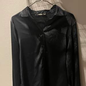 Snygg svart siden skjorta från Bikbok🖤 aldrig använd!! Köpt för någon månad sen!! 