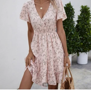 Klänning  - Säljer denna jättegulliga klänningen från SHEIN då den inte riktigt var min stil. Endast testad aldrig använd. 