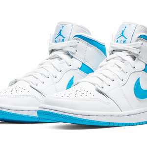 Säljer mina Nike Air Jordan 1 Mid UNC blue. De är i väldigt gott skick dock använda ett antal gånger, låda medföljer! För fler bilder, skriv!!💗säljer pga att jag inte får användning av de längre. Storlek 39. Köpta för 2000kr. Pris kan diskuterats.