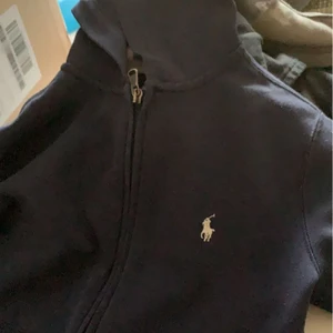 Mörkblå hoodie - Passar xs