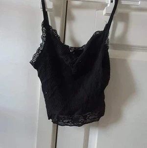 Svart Linne med spets  - Svart linne med spets storlek xs 