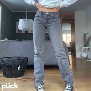 Zara gråa jeans low rise storlek 34  - Säljer min gråa zara low rise som jag köpte för ca ett år sen. Köpare står för frakt. 
