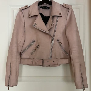 Zara - Jacka från zara i storlek M. Använd i god skick. Jacka är ljus rosa.