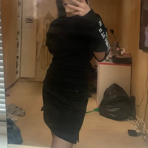 Oanvänd svart klänning  - Köpt från new yorker för 199kr men säljer för 99 , den är helt oanvänd och prislappen är kvar , har även fina detaljer på armarna där det står ”hard to handle ” , skulle passa så fint med ett bälte , materialet är typ ylle inuti så kanske inte passad inför sommarn men mer typ hösten och våren och t o m vintern 