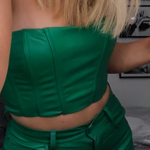 Topp från zara - Helt oanvänd topp från zara! Säljer för jag missade att skicka tillbaka den och då den är för liten för mig.. Köpt för 259kr