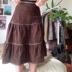 Brun Manchesterkjol - Säljer denna bruna manchester kjol som jag köpte secondhand!! För att knäppa där bak finns det en knapp och en dragkedja. Ifall du har fler frågor, som t.e.x midjemått är det bara att skriva:))