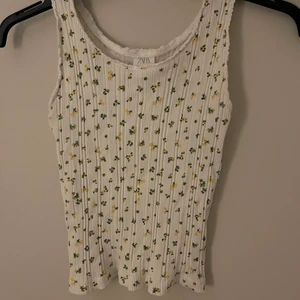 Linne - Säljer detta fina linne från zara! Så fint till sommaren! Säljer även ett till i storlek 164 (S-M)💕