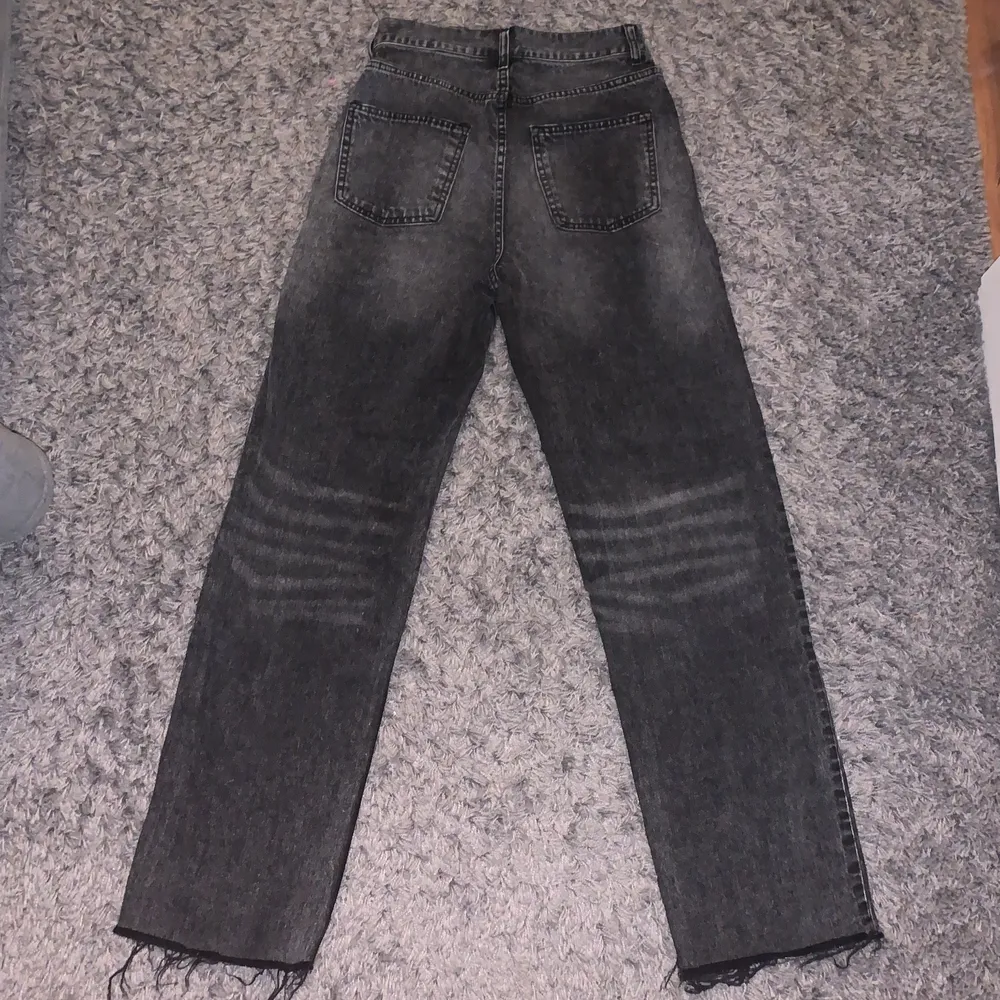 Raka grå svarta jeans med slitningar ner till, skitsnygga och sköna, säljer för att de är för små. Jeans & Byxor.