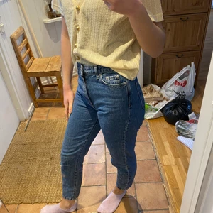 Blåa jeans - Superfina och sköna Blåa jeans från Ginatricot i MOMmodell. Storlek 34. Hör gärna av er vid intresse eller frågor🥰