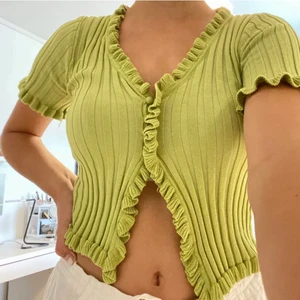 Topp - Grön ribbat topp som är jätte stretchig och skön. Helt oanvänd. I storlek S men kan även passa både XS och M. Säljs för 100kr+ frakt💚
