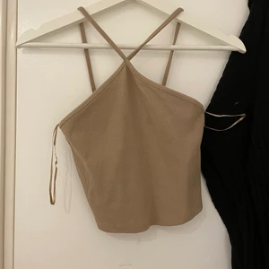 Zara korsad tröja - Säljer min populära zara topp med korsat där framme❤️❤️