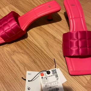 Zara klackar - Ett par supersnygga klackar/sandaler från Zara🤍 Helt nya aldrig använda, har även prislapp kvar🌸 storlek 37. Ordinariepris: 559kr