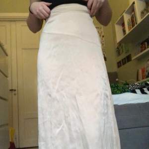 Superfin lång skärfärgad kjol! En aning för liten för mig som brukar ha m så passar nog S! Silkesaktigt tyg! Köparen står för frakten men möter annars upp vid söder eller tc :)🌟