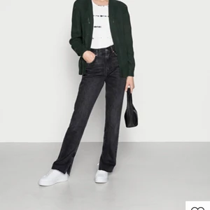 Straight leg slits tall - Säljer de populära jeansen från ginatricot. Långa i bena och väldigt snygg nyans. Ser ut som nya och bra i kvaliten😍 kom med prisförslag! Nypris 600 kr