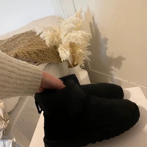 UGG - Svarta uggs. Ganska använda därav priset, men ändå bra skick. 