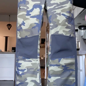 Peak performance skidbyxor  - Super snygga camo brallor från peak performance. Extremt sköna med snölås nere vid benet🏂💓 skriv gärna om du har fler frågor!!💓 OBS frakt ingår inte och betalas av köparen🥰