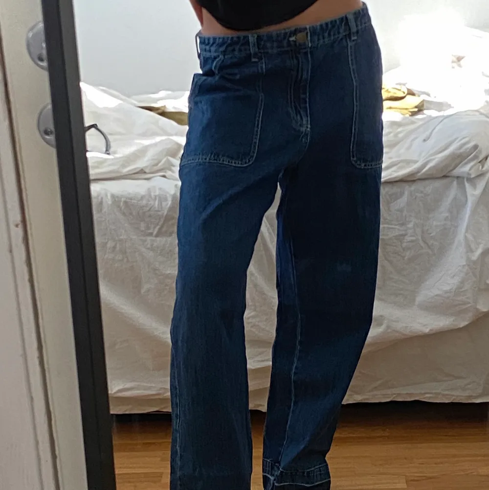 Raka jeans från Monki, jag är 172 och de går ner till fötterna på mig. Jeans & Byxor.