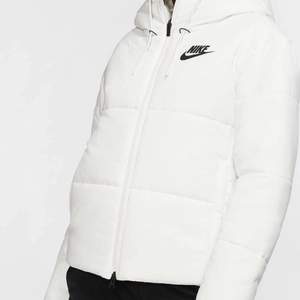 Vinterjacka från Nike i stl S. Väldigt bra skick, Inga hål eller fläckar ser ut som när jag köpte den!