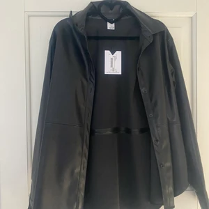 helt ny skinnskjorta svart  - Helt ny svart skinn skjorta från the visual project. Nypris 700.