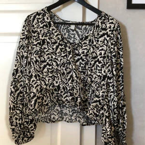 Blus  - Blus från h&m i Stl medium endast provad 