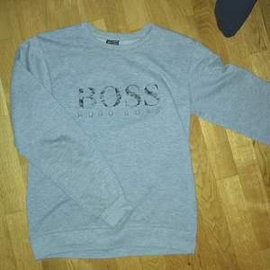 En Hugo boss kopia, storlek M men men tröjan passar också S. Grå färg. Inga hål eller skador. Priset kan även diskuteras vid snabb affär. 