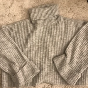 Stickad Grå Polotröja Från Gina Tricot - Säljer nu min gråa stickade tröja, från Gina Tricot i storlek Medium 💞 Köptes för ca 300 kr och säljer för 150! Finns i Östersund 🤍 