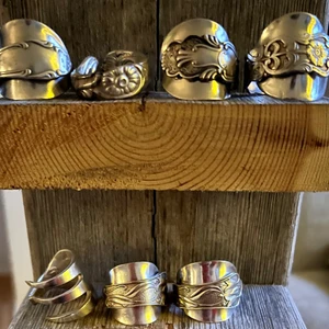 Ringar av bestick  - Nysilver ringar gjort av gamla bestick. Olika storlekar. 149 kr st.Skriv vid frågor.