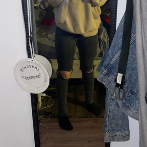 Ett par svarta jeans med hål på knäna  - Skulle säga att jeansen ändå har bra kvalite, ganska använda men sitter ändå perfekt. Jeansen har blivit lite blekta som svarta jeans blir men dom sitter ändå snyggt på och inget man tänker på