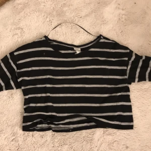 Randig croppad tröja från Monki - Säljer nu min randiga tröja, från Monki i storlek Small 💞 Är lite osäker på pris, men ni kan buda på med startbud på 20 kr! Den har en liten ficka på ena bröstet och har gråa rätt så tjocka ränder. Finns i Östersund 🤍