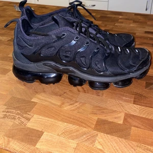 Nike vaper Max plus - Har haft de i typ 1 år och har haft de på mig typ 5 gånger och de är hette bra kvalite och hette sköna 😊