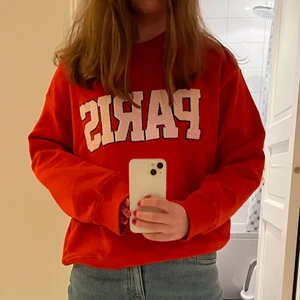 Tröja från H&M - Sweatshirt från H&M! Tröjan är en ljusare orange färg i verkligheten än vad som syns på bild!