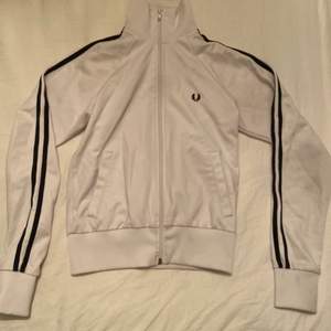 Säljer min fina fred perry zip up, den är i princip oanvänd i jättefint skick. Säljer den eftersom att den är för liten för mig, den är i storlek 36 men den är ganska liten i storleken:)