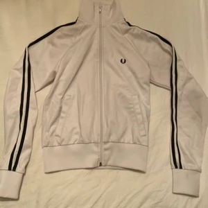 Fred perry tröja - Säljer min fina fred perry zip up, den är i princip oanvänd i jättefint skick. Säljer den eftersom att den är för liten för mig, den är i storlek 36 men den är ganska liten i storleken:)