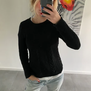 Svart stickad tröjan - Jättefin svart stickad tröja, använd max 2 gånger - nyskick. Jag bär vanligtvis S🖤🖤