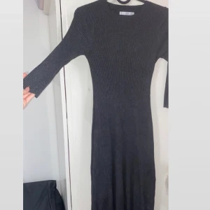 Stickad mango klänning - En lång stickad mango klänning! Väldigt fin och använd  2 gånger! I nyskick. Storlek S men passar XS också