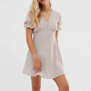 Asos sommarklänning - Ljusrosa klänning med röda prickar från Asos🌟 Använd 1-2 ggr så i princip nyskick! Nypris 250kr