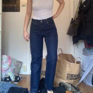 Wrangler jeans modell: The retro. Straight fit, kontakta för frågor om storlek. 