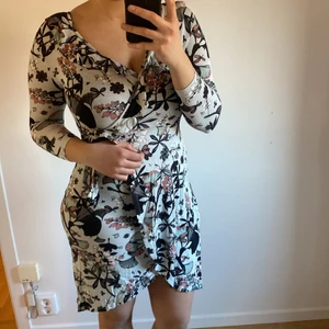 Klänning gina tricot - Sommar klänning från gina tricot i storlek Xs men passar S och M då jag själv har M 