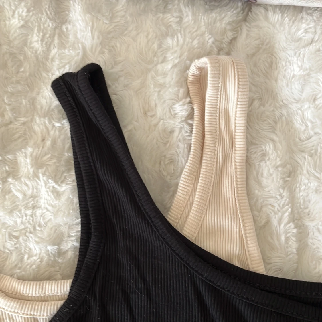 En svart och en gräddvit tröja - 90